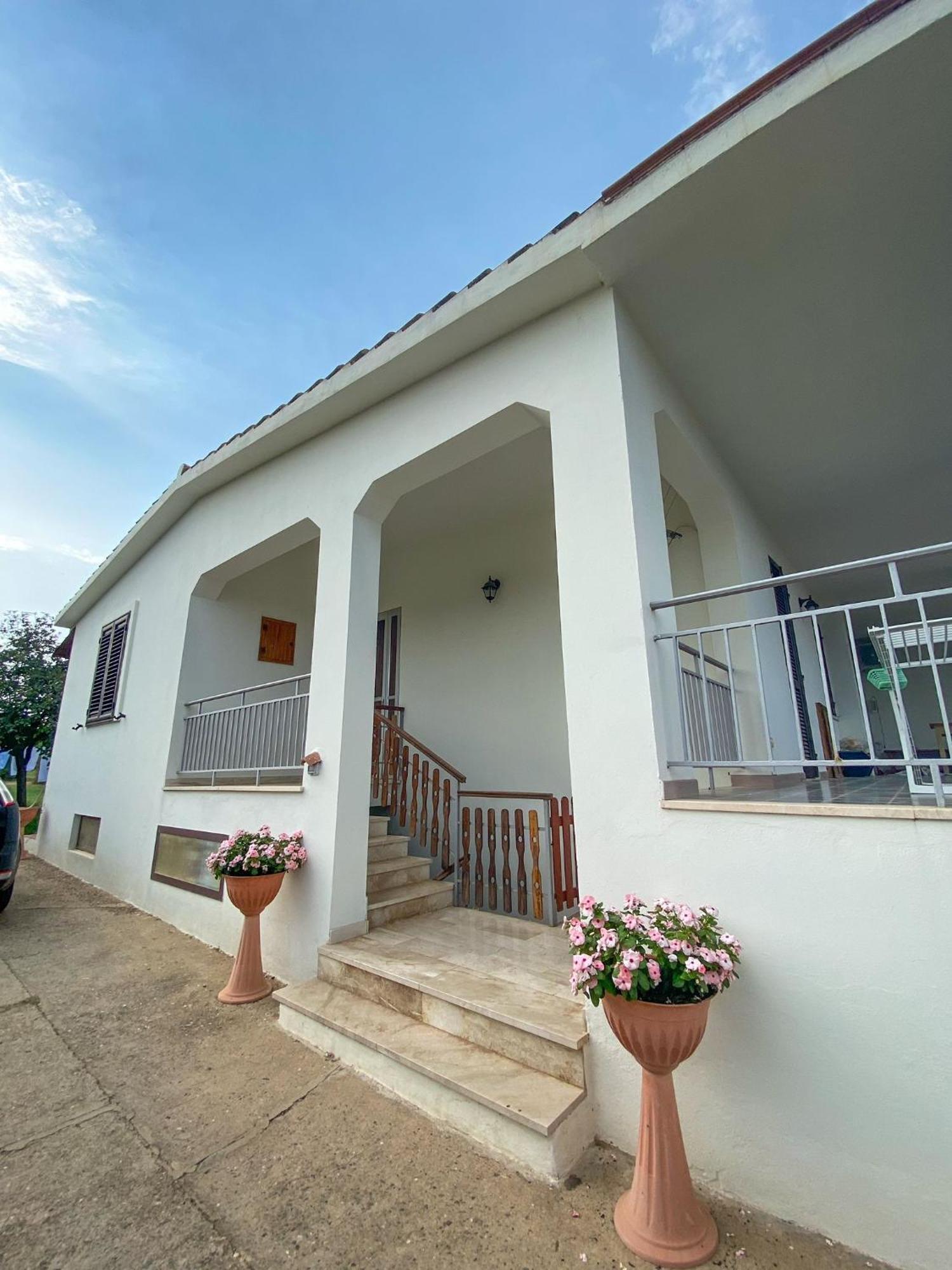 Villa Gladyr Lotzorai Exterior photo